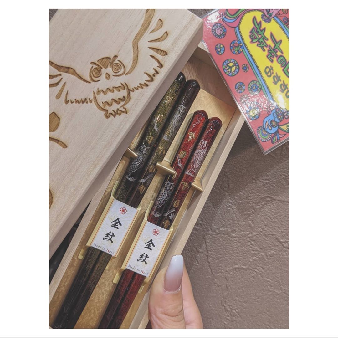 Luxury gold leaves and owls Japanese chopsticks green red - DOUBLE PAIR WITH ENGRAVED WOODEN BOX SET