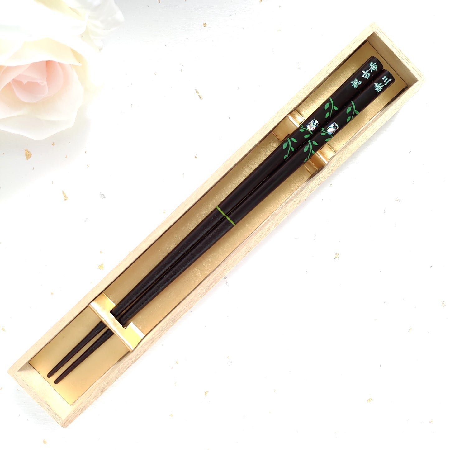 Cute Japanese chopsticks with little shiny owl green red - SINGLE PAIR WITH ENGRAVED WOODEN BOX SET