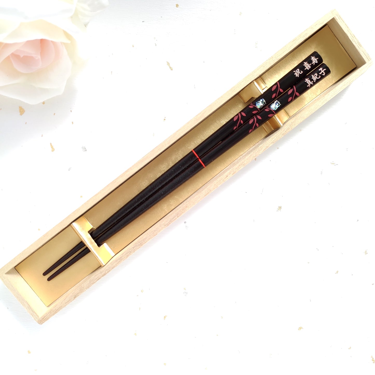 Cute Japanese chopsticks with little shiny owl green red - SINGLE PAIR WITH ENGRAVED WOODEN BOX SET
